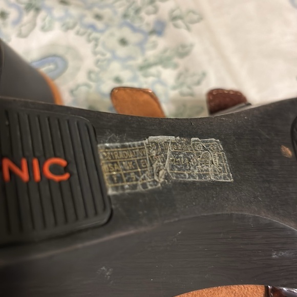 Vionic 2 inch wedge backless sandal size 7 tortoise colored with gold hardwear. - Picture 3 of 6